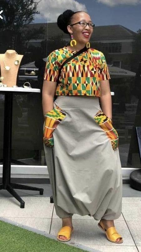 Femme en thiaya traditionnel deux-pièces