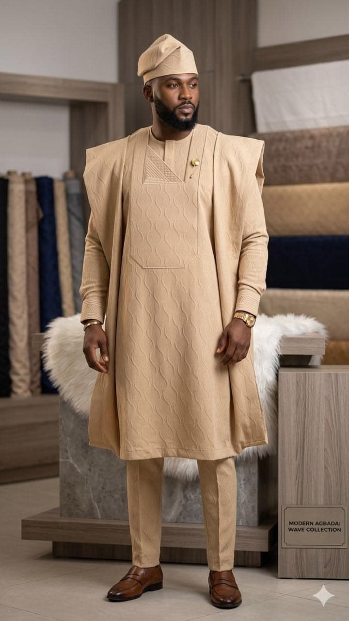 Homme en agbada brodé d'apparat