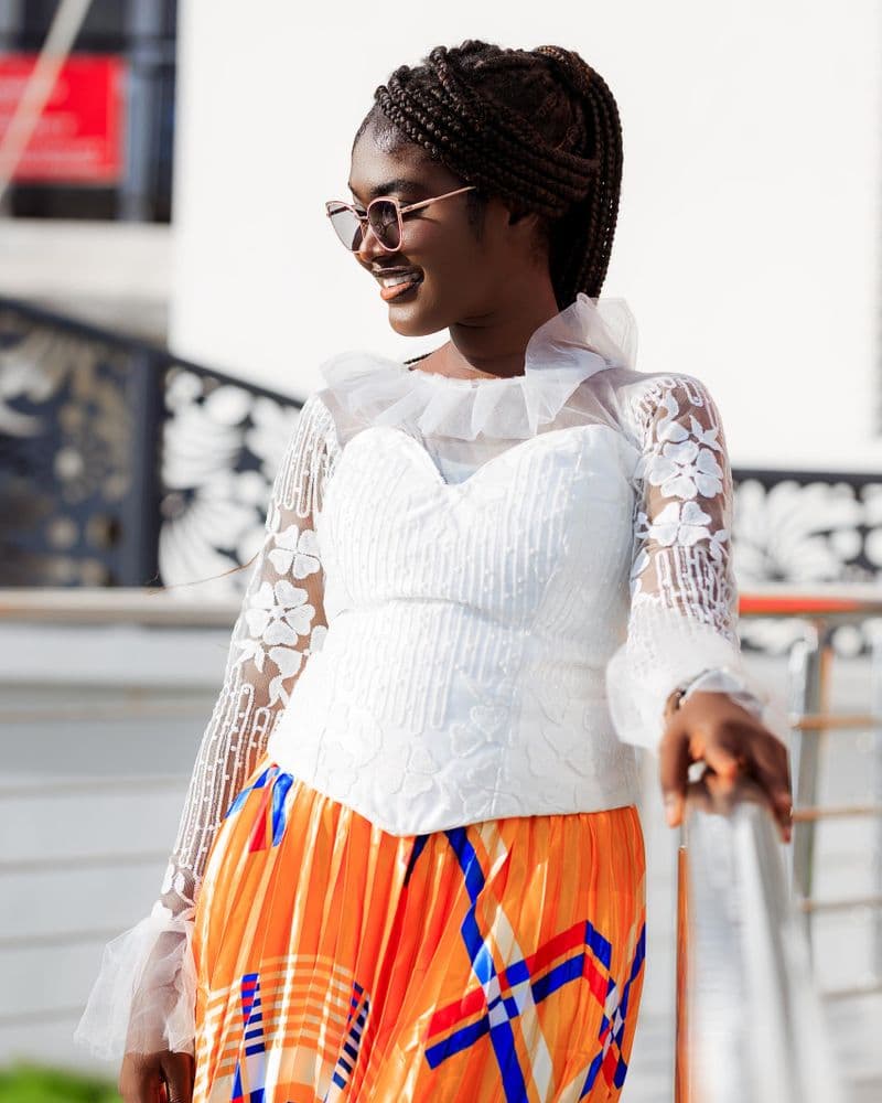 Femme en ensemble coordonné sur mesure